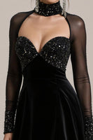 Laden Sie das Bild in den Galerie-Viewer, Glitzerndes Schwarzes Kurzes Cocktailkleid aus Samt mit Perlen und Ärmeln