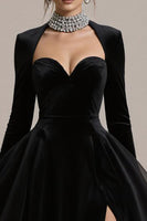 Laden Sie das Bild in den Galerie-Viewer, Schwarzes A-Linie Midi Cocktailkleid aus Samt mit Ärmeln