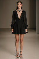 Laden Sie das Bild in den Galerie-Viewer, Schwarzes Kurzes A-Linie Cocktailkleid aus Chiffon mit tiefem V-Ausschnitt und Ärmeln