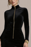 Laden Sie das Bild in den Galerie-Viewer, Kurzes Schwarzes Cocktailkleid aus Samt mit hohem Ausschnitt und Ärmeln