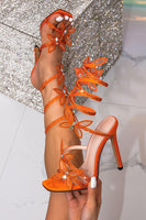 Laden Sie das Bild in den Galerie-Viewer, Glitzernde Orange Riemchensandalen mit Stilettoabsatz und Schmetterlingen mit Perlen