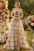 Laden Sie das Bild in den Galerie-Viewer, Aprikose Schwarzer Punkt A-Linie Trägerloses Gestuftes Rüschen Schnitt Langes Ballkleid mit Schlitz