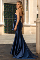 Laden Sie das Bild in den Galerie-Viewer, Marineblaues Meerjungfrauen Trägerloses Korsett Gerafftes Perlen Langes Ballkleid mit Schleife