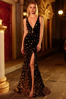 Laden Sie das Bild in den Galerie-Viewer, Schwarzes Goldenes Pailletten Meerjungfrauen V-Ausschnitt Langes Abschlussballkleid mit offenem Rücken und Schlitz