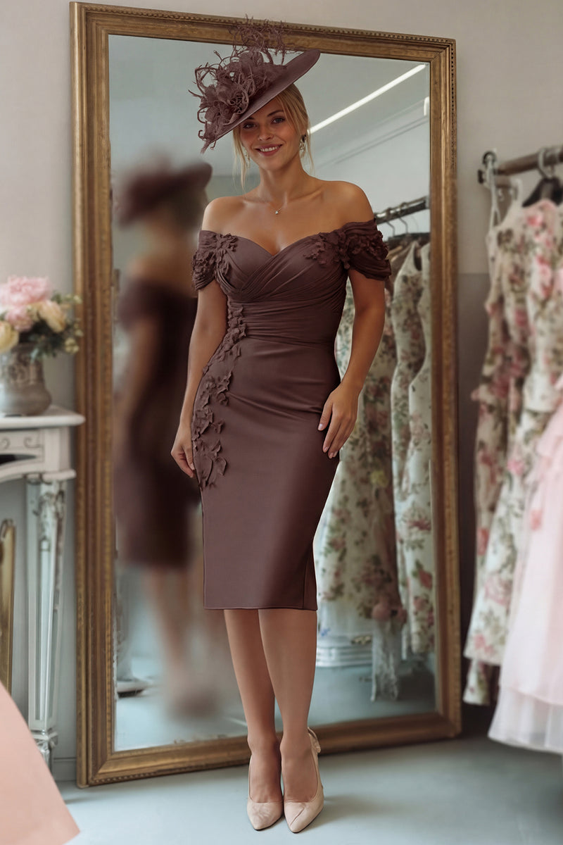 Laden Sie das Bild in den Galerie-Viewer, Schulterfreies Etui Rosa Kleid für die Brautmutter mit Applikationen