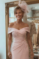 Laden Sie das Bild in den Galerie-Viewer, Blush Rosa Etui Schulterfreies Kleid für die Brautmutter mit Schlitz