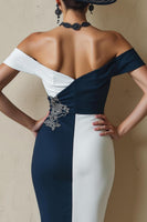 Laden Sie das Bild in den Galerie-Viewer, Schwarz-Weißes Schulterfreies Bodycon Midi Kleid für die Brautmutter mit Schlitz
