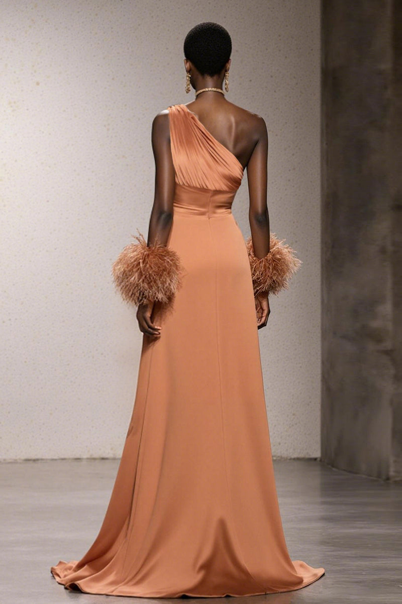 Laden Sie das Bild in den Galerie-Viewer, Orange Eine Schulter Satin Meerjungfrauen Ballkleid mit Federn