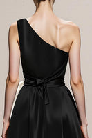 Laden Sie das Bild in den Galerie-Viewer, Schwarz-weißes A-Linie Eine Schulter Abendkleid aus Satin