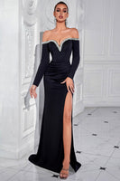 Laden Sie das Bild in den Galerie-Viewer, Glitzerndes Schwarzes Satin Schulterfreies Perlenbesetztes Meerjungfrauen Ballkleid mit Schlitz