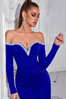 Laden Sie das Bild in den Galerie-Viewer, Glitzerndes Schwarzes Satin Schulterfreies Perlenbesetztes Meerjungfrauen Ballkleid mit Schlitz