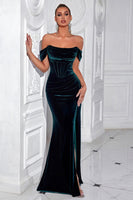 Laden Sie das Bild in den Galerie-Viewer, Meerjungfrau Dunkelgrünes Schulterfreies Ballkleid aus Samt mit Schlitz