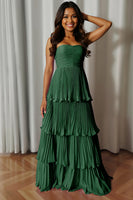 Laden Sie das Bild in den Galerie-Viewer, A-Linie Trägerloses Rosa Plissiertes Gestuftes Brautjungfernkleid