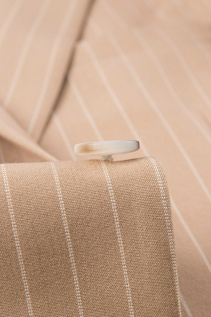 Laden Sie das Bild in den Galerie-Viewer, Beige Gestreifte 3-teilige Herrenanzüge mit gekerbtem Revers