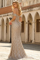 Laden Sie das Bild in den Galerie-Viewer, Glitzerndes Champagner Schulterfreies Meerjungfrauen Pailletten Langes Ballkleid mit Schlitz