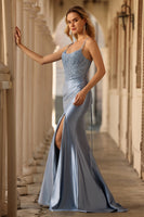 Laden Sie das Bild in den Galerie-Viewer, Graublaues Perlenbesetztes Meerjungfrauen Korsett Plissiertes Langes Ballkleid mit Schlitz