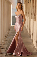 Laden Sie das Bild in den Galerie-Viewer, Dusty Rose Trägerloses Perlenbesetztes Meerjungfrauen Korsett Satin Langes Ballkleid mit Schlitz