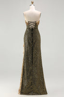 Laden Sie das Bild in den Galerie-Viewer, Glitzerndes Schwarzes Goldenes Trägerloses Pailletten Langes Ballkleid mit Schlitz