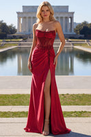Laden Sie das Bild in den Galerie-Viewer, Bordeauxrotes Trägerloses Perlen Meerjungfrauen Korsett Satin Ballkleid mit Schlitz