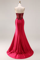 Laden Sie das Bild in den Galerie-Viewer, Bordeauxrotes Trägerloses Perlen Meerjungfrauen Korsett Satin Ballkleid mit Schlitz