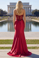 Laden Sie das Bild in den Galerie-Viewer, Bordeauxrotes Trägerloses Perlen Meerjungfrauen Korsett Satin Ballkleid mit Schlitz