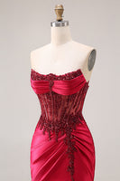 Laden Sie das Bild in den Galerie-Viewer, Bordeauxrotes Trägerloses Perlen Meerjungfrauen Korsett Satin Ballkleid mit Schlitz
