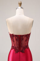 Laden Sie das Bild in den Galerie-Viewer, Bordeauxrotes Trägerloses Perlen Meerjungfrauen Korsett Satin Ballkleid mit Schlitz