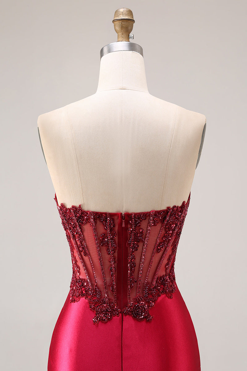 Laden Sie das Bild in den Galerie-Viewer, Bordeauxrotes Trägerloses Perlen Meerjungfrauen Korsett Satin Ballkleid mit Schlitz