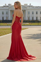 Laden Sie das Bild in den Galerie-Viewer, Rotes Trägerloses Meerjungfrauen Korsett Gerafftes Satin Langes Ballkleid mit Schlitz
