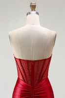 Laden Sie das Bild in den Galerie-Viewer, Rotes Trägerloses Meerjungfrauen Korsett Gerafftes Satin Langes Ballkleid mit Schlitz