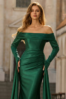 Laden Sie das Bild in den Galerie-Viewer, Dunkelgrünes Schulterloses Gerafftes Satin Meerjungfrauen Langes Ballkleid mit langen Ärmeln
