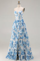 Laden Sie das Bild in den Galerie-Viewer, Weißblaues Geblümtes Trägerloses A-Linie Korsett Gestuftes Rüschen Langes Ballkleid mit Schlitz