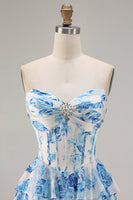 Laden Sie das Bild in den Galerie-Viewer, Weißblaues Geblümtes Trägerloses A-Linie Korsett Gestuftes Rüschen Langes Ballkleid mit Schlitz