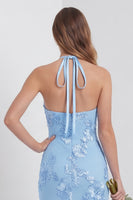 Laden Sie das Bild in den Galerie-Viewer, Hellblaues Scheide Langes Neckholder Blumen Besticktes Hochzeitsgastkleid mit Schlitz