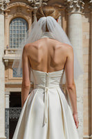 Laden Sie das Bild in den Galerie-Viewer, Weißes Kurzes A-Linie Standesamtkleid aus Satin mit Schärpe