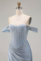 Laden Sie das Bild in den Galerie-Viewer, Glitzerndes Sschulterfreies Meerjungfrauen Korsett Staubblaues Satin Langes Ballkleid mit Schlitz