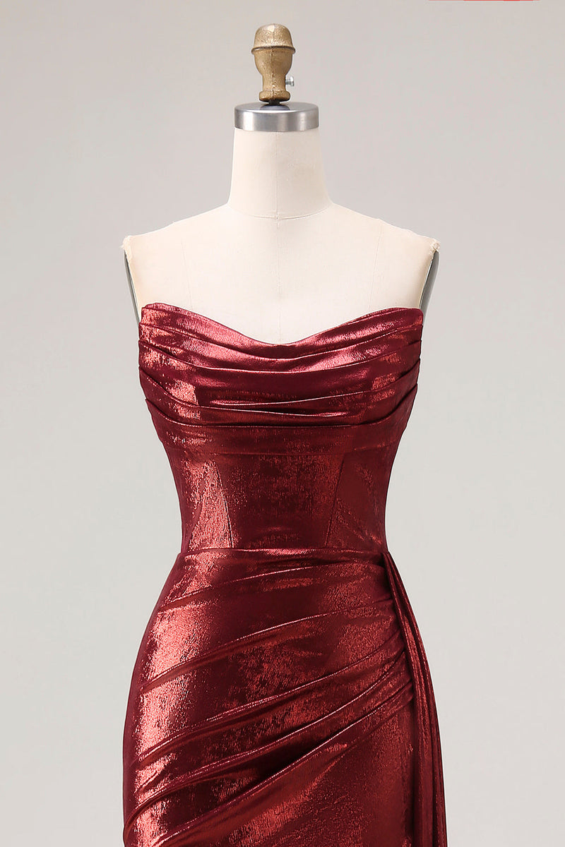 Laden Sie das Bild in den Galerie-Viewer, Metallisches Burgunderrotes Trägerloses Gerafftes Meerjungfrauen Langes Ballkleid mit Schlitz