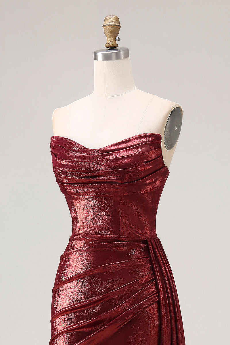 Laden Sie das Bild in den Galerie-Viewer, Metallisches Burgunderrotes Trägerloses Gerafftes Meerjungfrauen Langes Ballkleid mit Schlitz