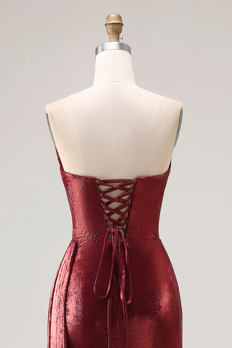 Laden Sie das Bild in den Galerie-Viewer, Metallisches Burgunderrotes Trägerloses Gerafftes Meerjungfrauen Langes Ballkleid mit Schlitz