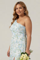 Laden Sie das Bild in den Galerie-Viewer, Eine Schulter Blaue Weiße Blumenmuster Scheide Langes Plus-Size Brautjungfernkleid mit Schlitz