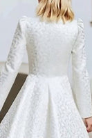 Laden Sie das Bild in den Galerie-Viewer, Elfenbein Jacquard-A-Linie Standesamtkleid mit Rundhalsausschnitt