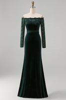Laden Sie das Bild in den Galerie-Viewer, Plus Size Dunkelgrünes Samt Spitze Schulterfreies Festlichkleid mit langen Ärmeln