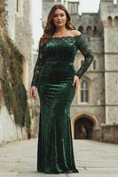 Laden Sie das Bild in den Galerie-Viewer, Plus Size Dunkelgrünes Samt Spitze Schulterfreies Festlichkleid mit langen Ärmeln