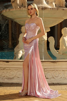 Laden Sie das Bild in den Galerie-Viewer, Metallisches Trägerloses Rosa Plissiertes Transparentes Korsett Langes Ballkleid mit Schlitz