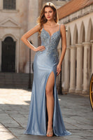 Laden Sie das Bild in den Galerie-Viewer, Graublaues Meerjungfrauen Spaghetti-Träger Applikationen Satin Langes Ballkleid mit Schlitz