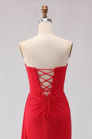 Laden Sie das Bild in den Galerie-Viewer, Rotes Meerjungfrauen Trägerloses Satin Langes Ballkleid mit Schlitz