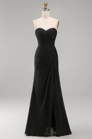 Laden Sie das Bild in den Galerie-Viewer, Schwarzes Chiffon, gerafftes trägerloses Sheath – langes festliches Kleid mit Schlitz