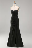 Laden Sie das Bild in den Galerie-Viewer, Schwarzes Chiffon, gerafftes trägerloses Sheath – langes festliches Kleid mit Schlitz
