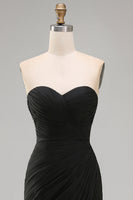Laden Sie das Bild in den Galerie-Viewer, Schwarzes Chiffon, gerafftes trägerloses Sheath – langes festliches Kleid mit Schlitz
