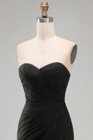 Laden Sie das Bild in den Galerie-Viewer, Schwarzes Chiffon, gerafftes trägerloses Sheath – langes festliches Kleid mit Schlitz